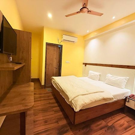 Shivam Hotel Varanasi - Near Kashi Vishwanath Temple With Parking And Lift Exteriér fotografie