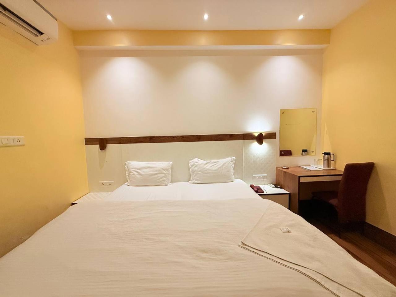 Shivam Hotel Varanasi - Near Kashi Vishwanath Temple With Parking And Lift Exteriér fotografie