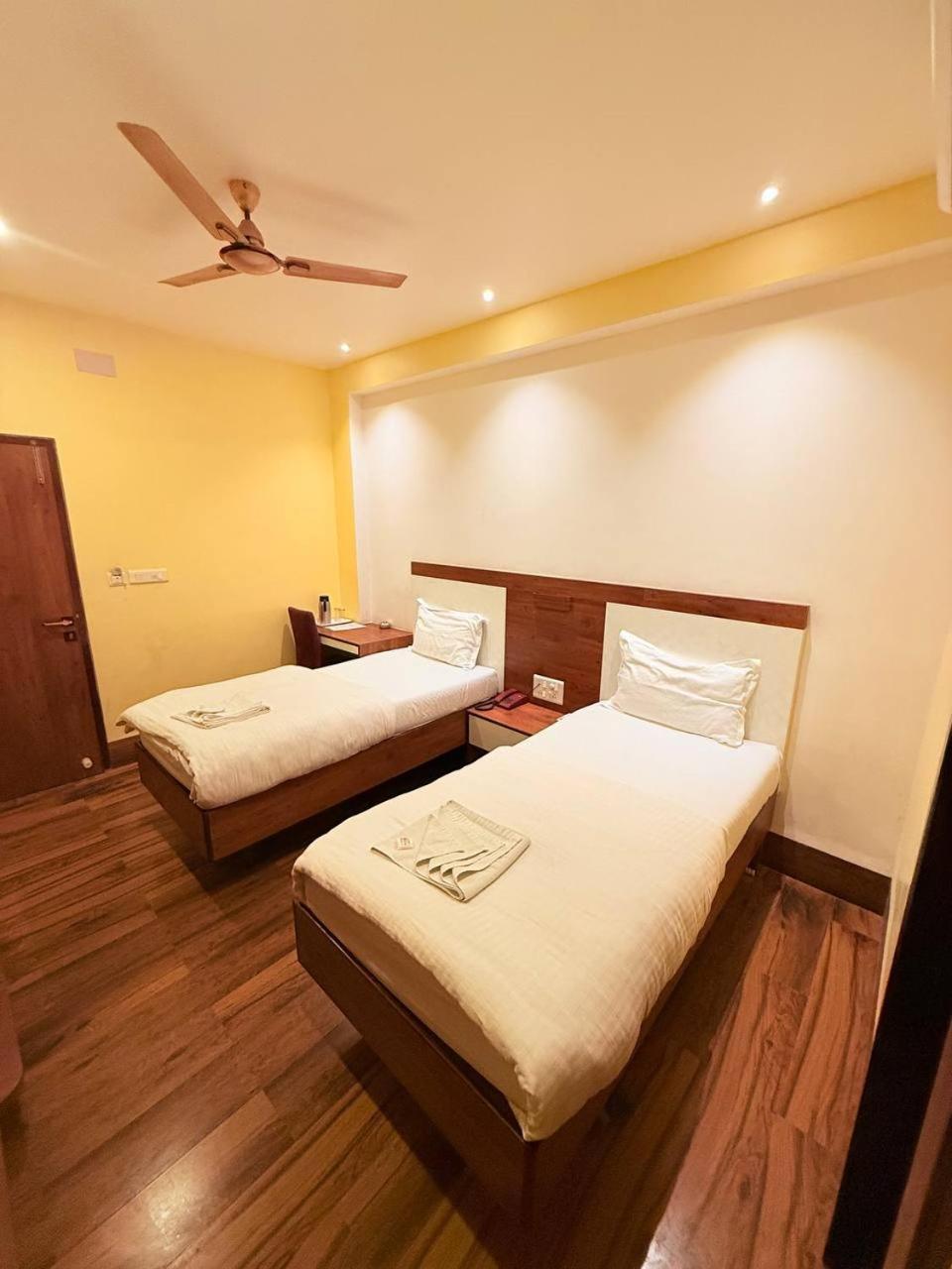 Shivam Hotel Varanasi - Near Kashi Vishwanath Temple With Parking And Lift Exteriér fotografie
