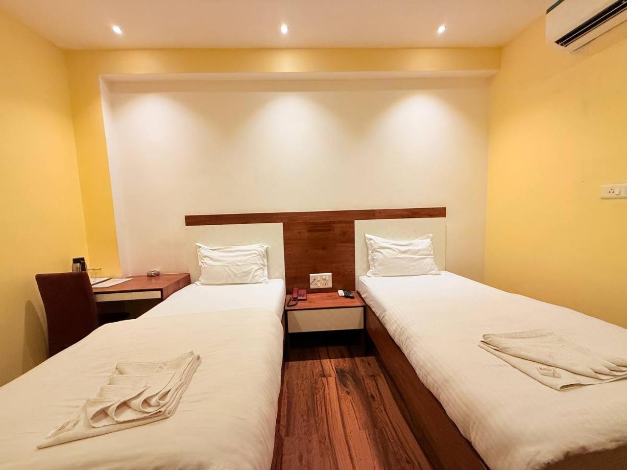 Shivam Hotel Varanasi - Near Kashi Vishwanath Temple With Parking And Lift Exteriér fotografie