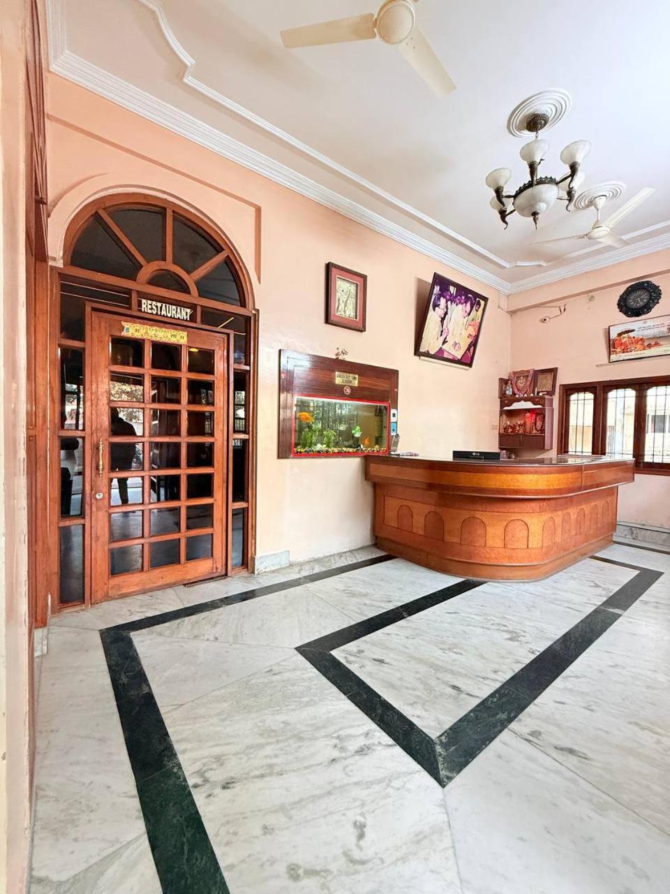 Shivam Hotel Varanasi - Near Kashi Vishwanath Temple With Parking And Lift Exteriér fotografie
