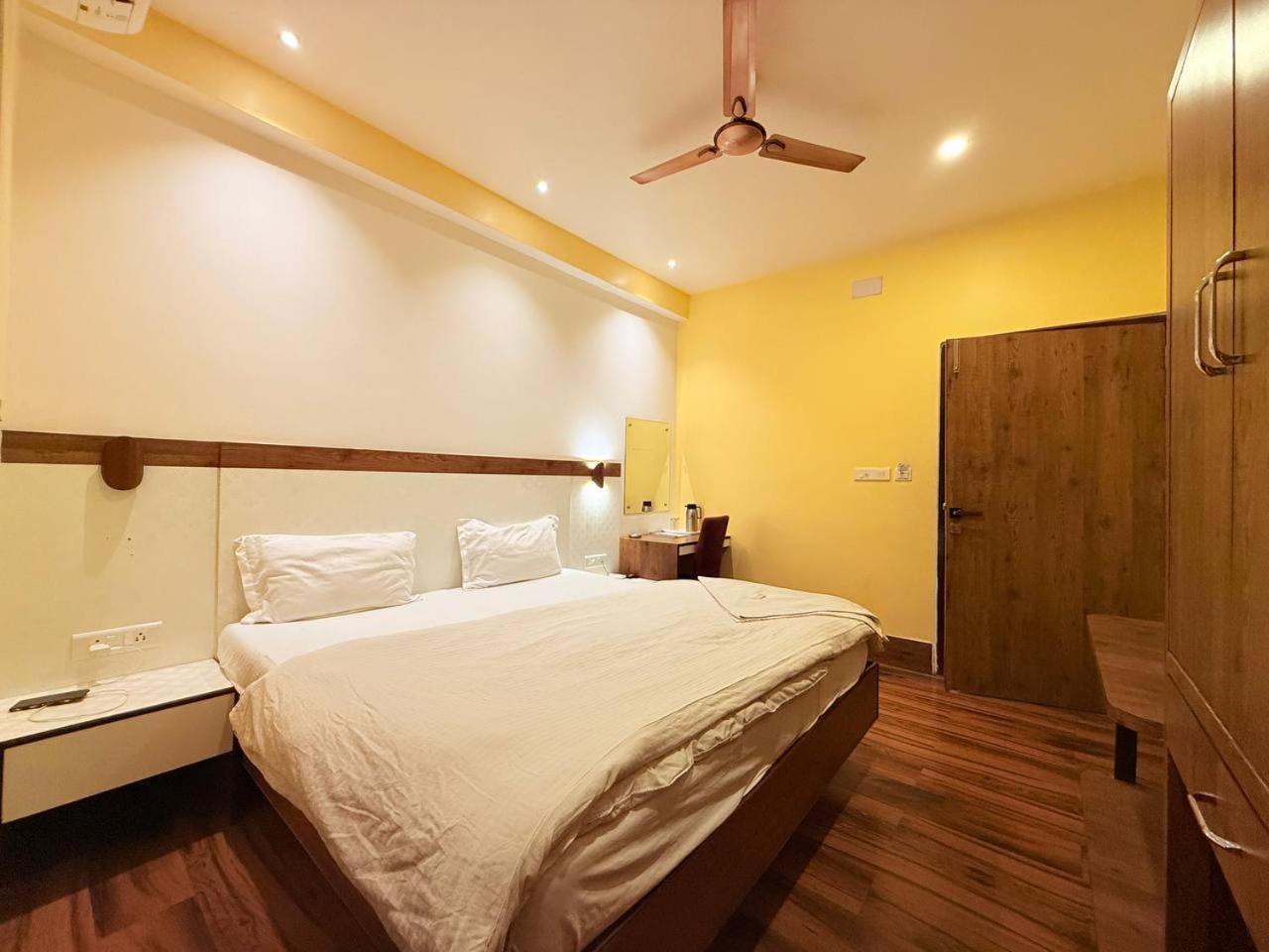 Shivam Hotel Varanasi - Near Kashi Vishwanath Temple With Parking And Lift Exteriér fotografie