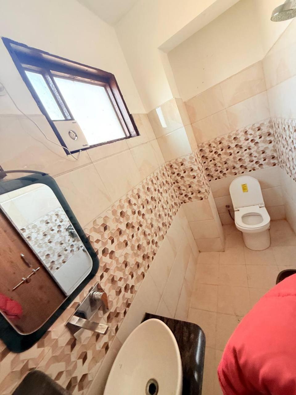 Shivam Hotel Varanasi - Near Kashi Vishwanath Temple With Parking And Lift Exteriér fotografie