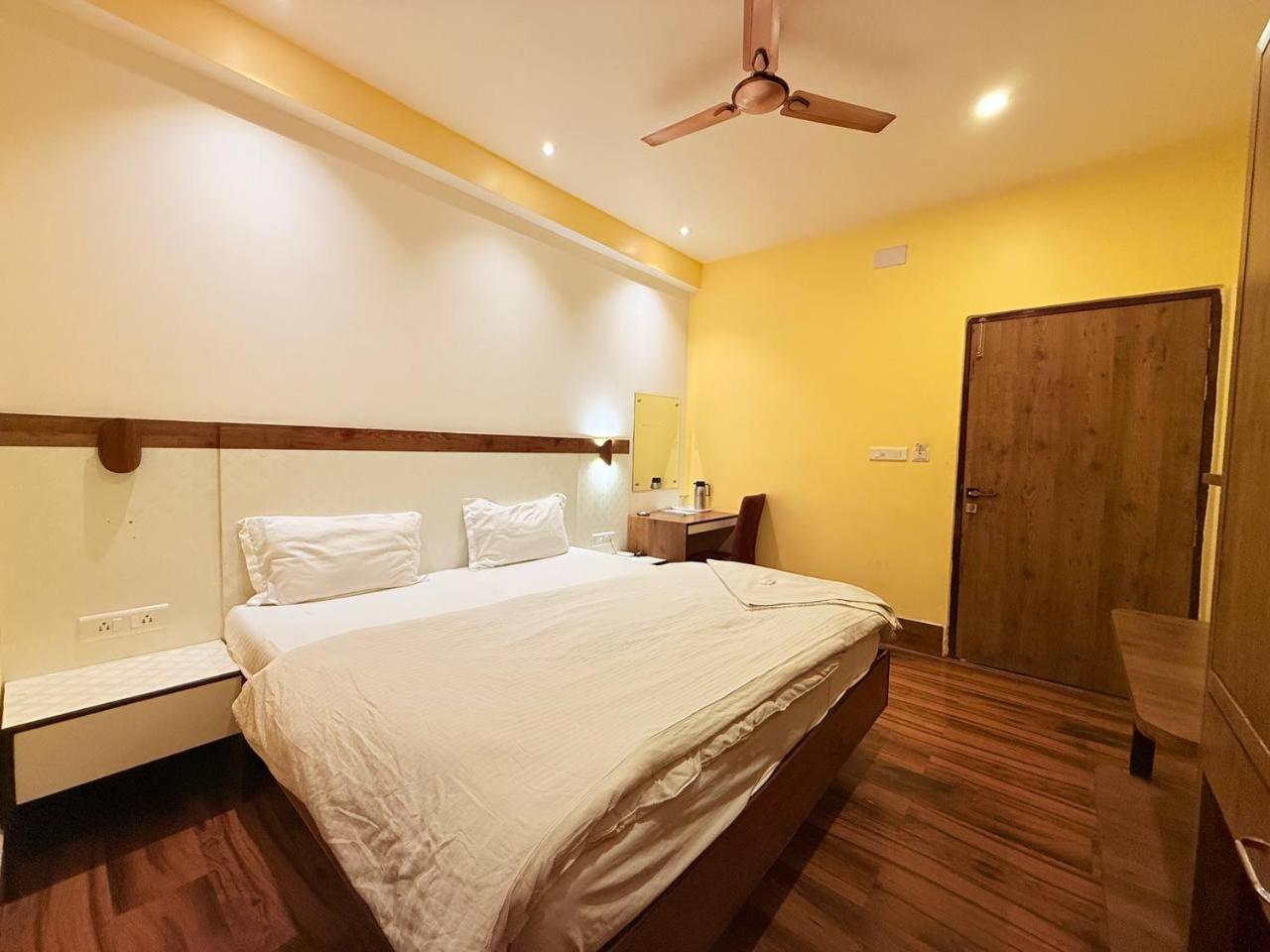 Shivam Hotel Varanasi - Near Kashi Vishwanath Temple With Parking And Lift Exteriér fotografie