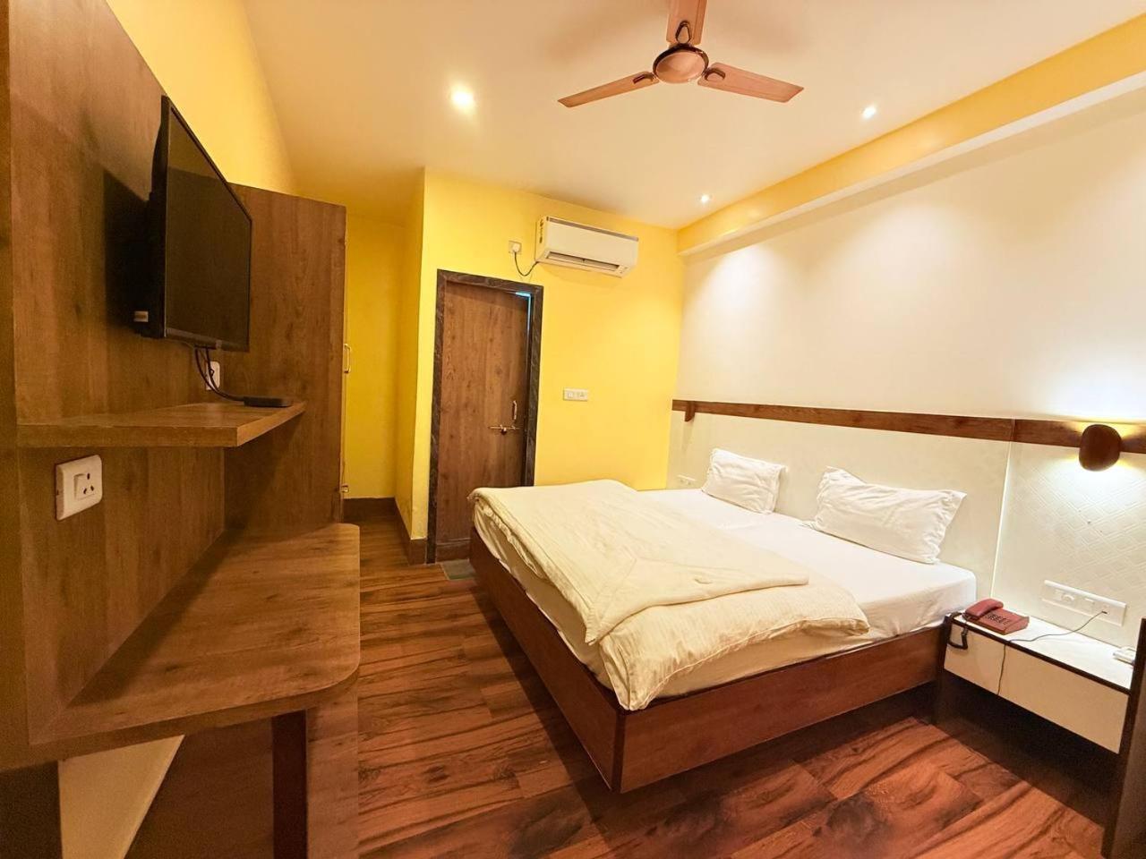 Shivam Hotel Varanasi - Near Kashi Vishwanath Temple With Parking And Lift Exteriér fotografie