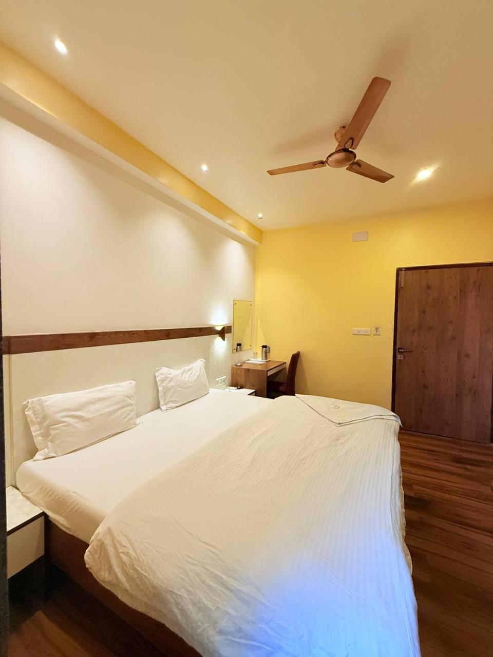 Shivam Hotel Varanasi - Near Kashi Vishwanath Temple With Parking And Lift Exteriér fotografie