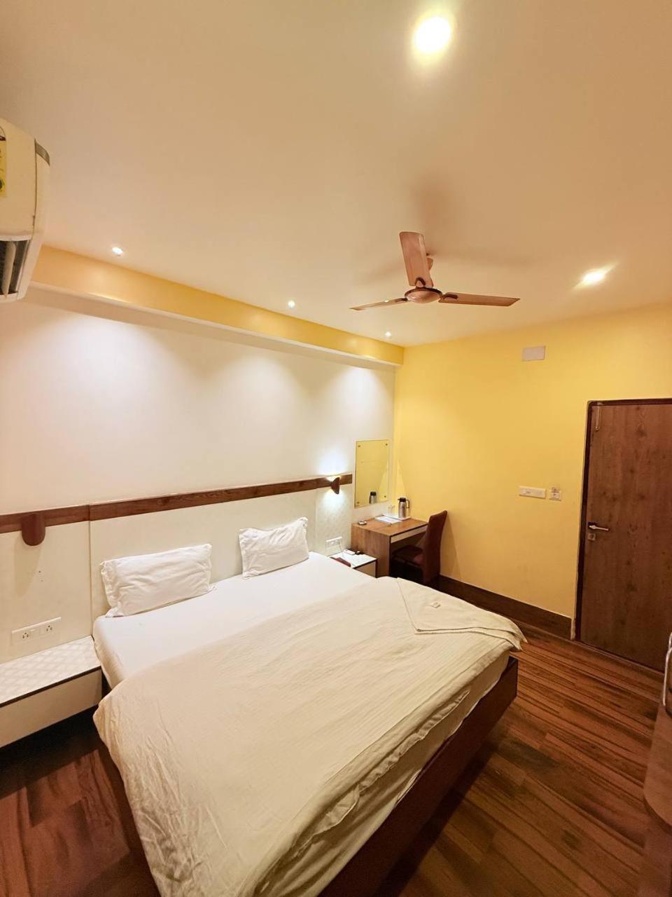 Shivam Hotel Varanasi - Near Kashi Vishwanath Temple With Parking And Lift Exteriér fotografie