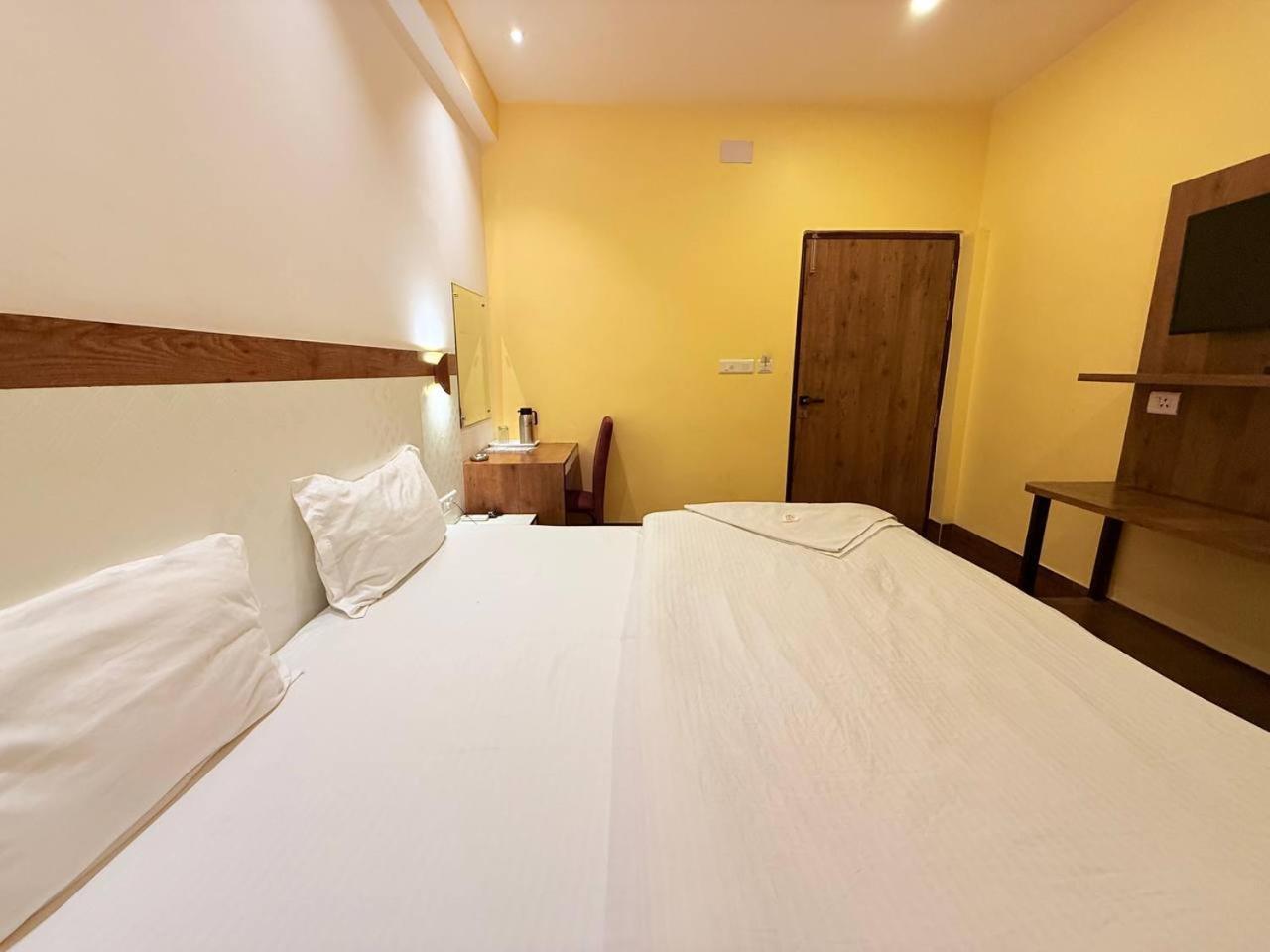 Shivam Hotel Varanasi - Near Kashi Vishwanath Temple With Parking And Lift Exteriér fotografie