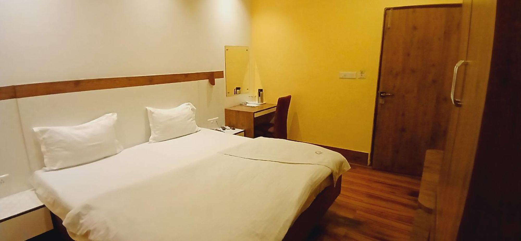 Shivam Hotel Varanasi - Near Kashi Vishwanath Temple With Parking And Lift Exteriér fotografie
